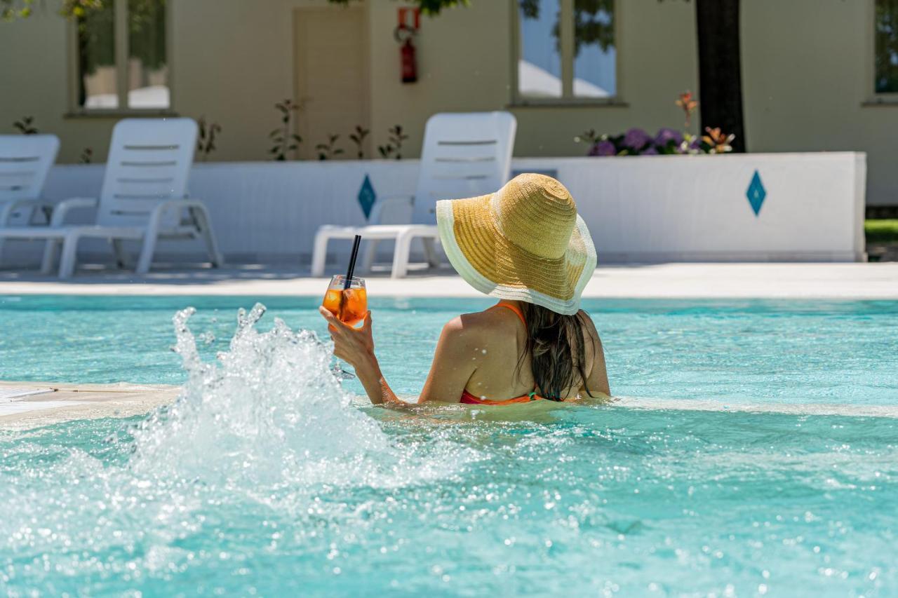 Hotel Le Mimose San Teodoro  Bagian luar foto